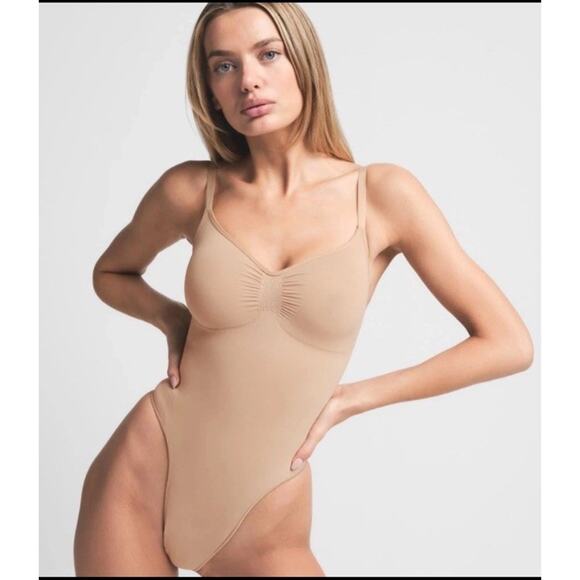 Skims Women's Seamless Sculpt Thong Bodysuit Sand Size Small $68 NWT READ - Picture 1 of 8